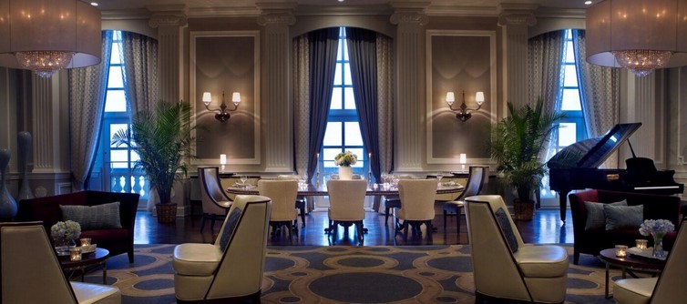 Вестибюль отеля Hilton в центре Чикаго